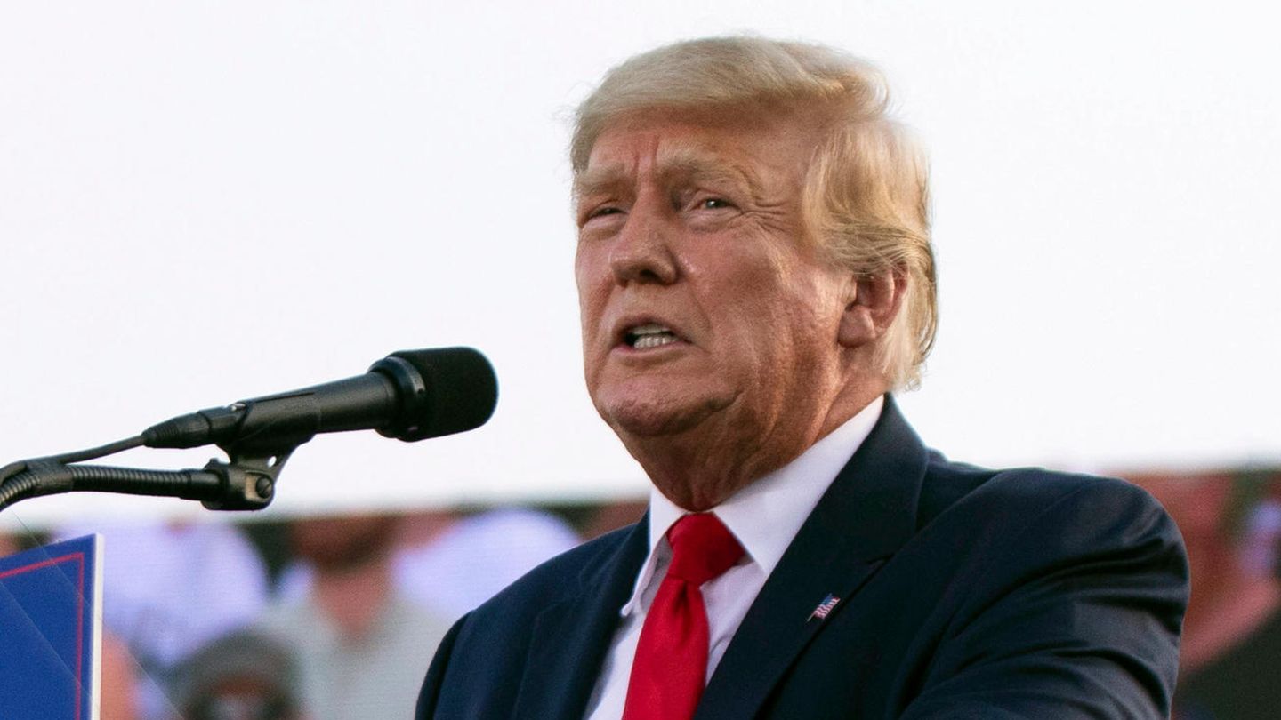 Der ehemalige Präsident Donald Trump spricht Ende Juni 2022 auf einer Kundgebung in Illinois