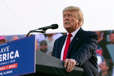 Der ehemalige Präsident Donald Trump spricht Ende Juni 2022 auf einer Kundgebung in Illinois