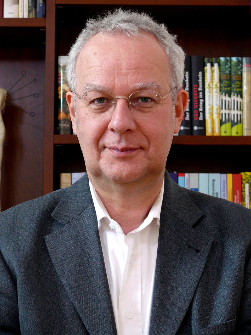 Jürgen Hesse ist Diplom-Psychologe und leitet das "Büro für Berufsstrategie" in Berlin. Gemeinsam mit Hans Christian Schrader hat er über 100 Sachbücher zu Themen rund um Bewerbung und Karriere geschrieben und mehr als sechs Millionen Exemplare verkauft. Das neueste Buch von Hesse/Schrader "Mein Chef ist irre – Ihrer auch" erscheint am 30.6. im Econ-Verlag