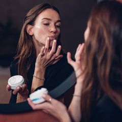 Lippenbalsam versorgt trockene Lippen das ganze Jahr mit Feuchtigkeit.