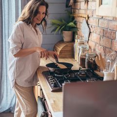 Kochen für Anfänger: Mithilfe dieser Küchengeräte und Utensilien gelingt der Start