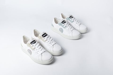 Weiße Sneaker stehen auf weißem Untergrund