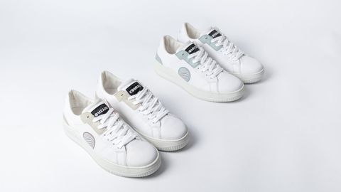 Weiße Sneaker stehen auf weißem Untergrund