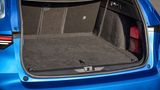 Beim Opel Astra Sports Tourer Hybrid fällt das 
Kofferraumvolumen beim Teilzeitstromer mit 516 Litern um 81 
Liter geringer aus