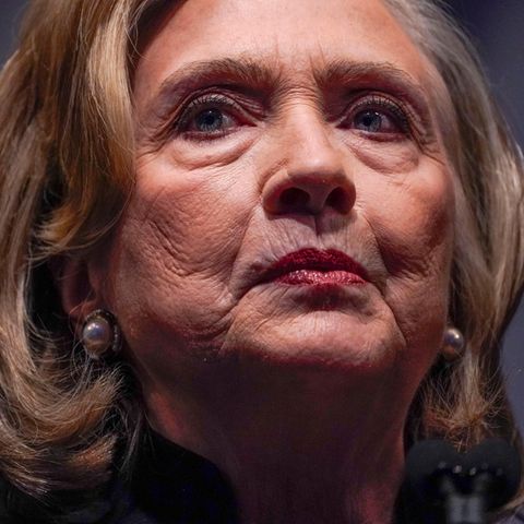 Hillary Clinton mit erbostem Gesichtsausdruck