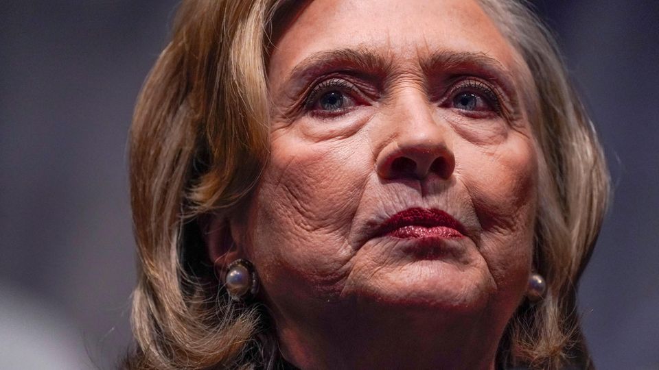Hillary Clinton mit erbostem Gesichtsausdruck
