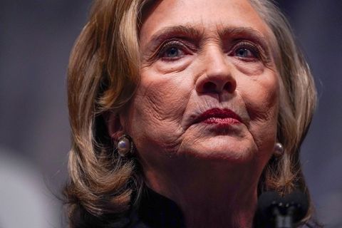 Hillary Clinton mit erbostem Gesichtsausdruck
