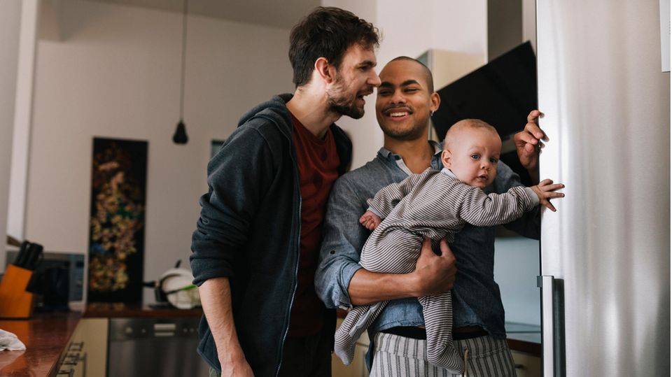 LGBTQ+ Travel Proud Booking.com Schwules Paar mit einem Kind