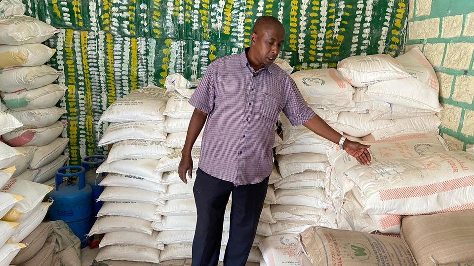 Noch Säcke im Lager, aber kaum noch Abnehmer – die Preise sind zu hoch: Abdilahi Farax in seinem Lebensmittelladen in Burao