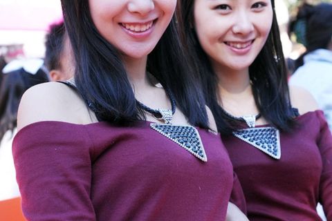 Zwei Zwillingsschwestern bei einem Fest in China (Symbolbild).