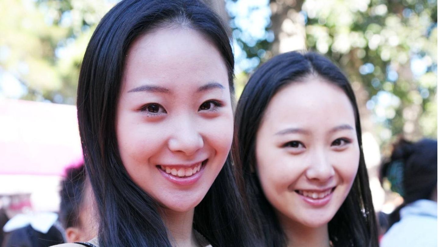 Zwei Zwillingsschwestern bei einem Fest in China (Symbolbild).