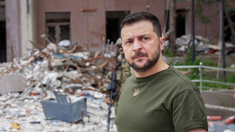 Wolodymyr Selenskyj besichtigt beschädigte Gebäude während er die Region Mykolajiw besucht