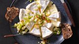 Apfelgarten: Apfel-Chili Salsa auf Camembert-Torte