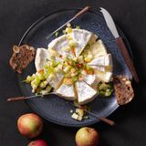 Apfelgarten: Apfel-Chili Salsa auf Camembert-Torte