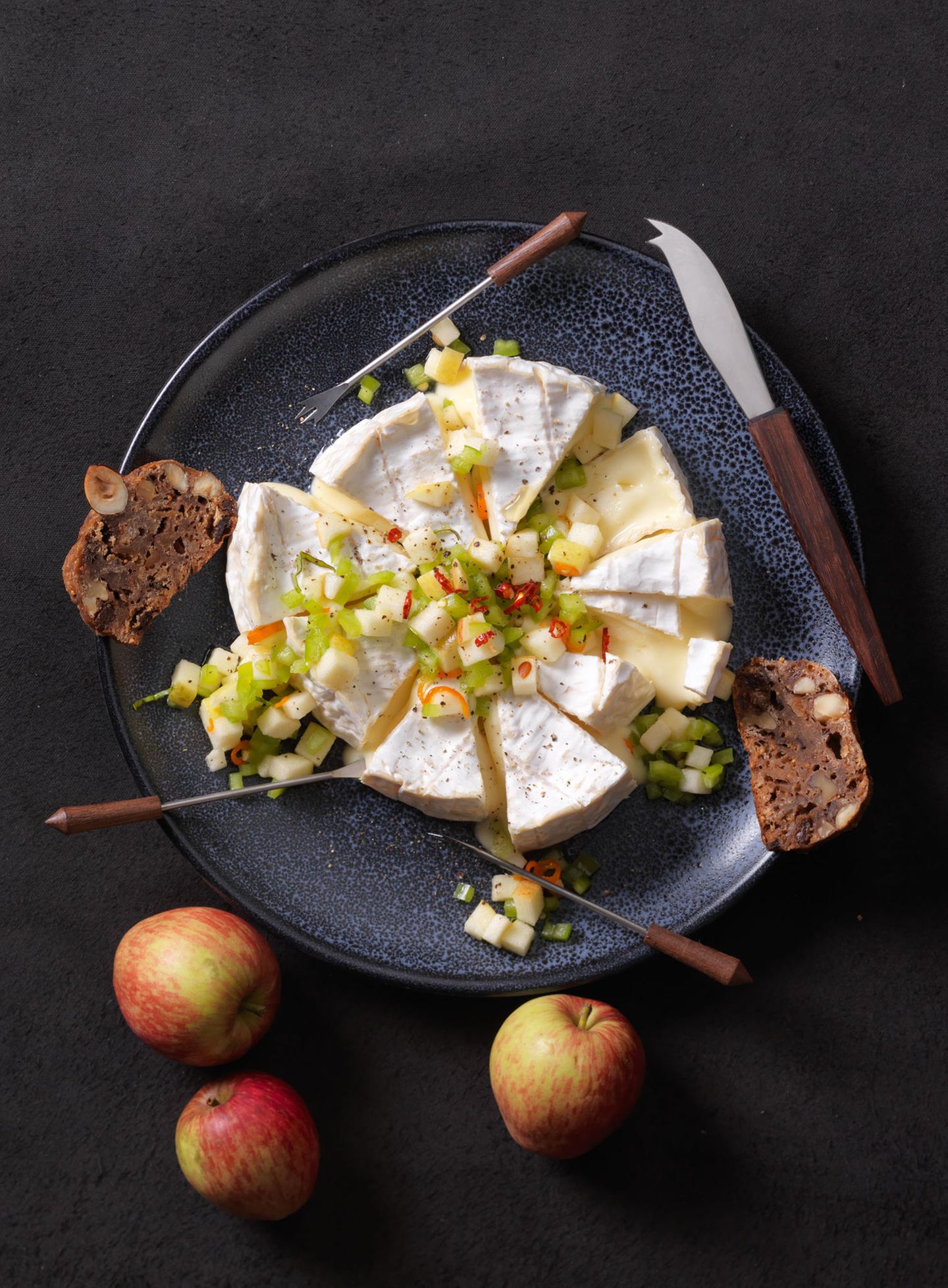 Apfelgarten: Apfel-Chili Salsa auf Camembert-Torte