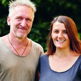 Mann und Frau vor grünen Büschen