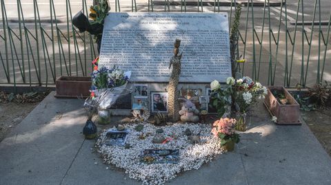 Eine Gedenktafel in Paris für die Opfer der Terroranschläge in Bars, Restaurants und dem Bataclan im November 2015