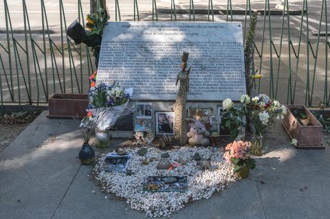 Eine Gedenktafel in Paris für die Opfer der Terroranschläge in Bars, Restaurants und dem Bataclan im November 2015