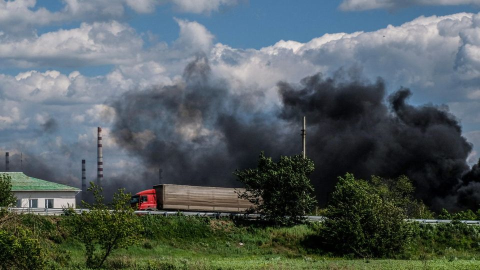 Rauch über der Ölraffinerie von Lyssytschansk: Die Stadt im Osten der Ukraine ist seit Wochen hart umkämpft.