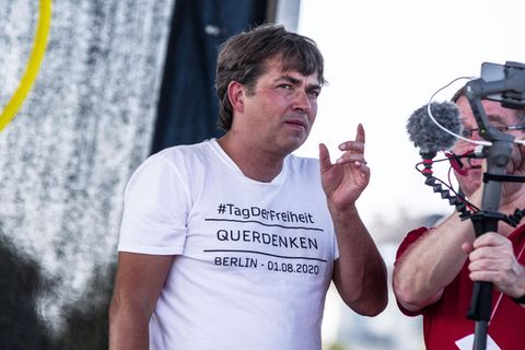 "Querdenken"-Gründer Michael Ballweg auf einer Bühne