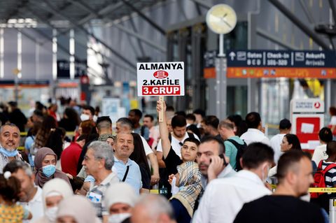 Lange Warteschlagen vor dem Check-In des Flughafens Köln-Bonn