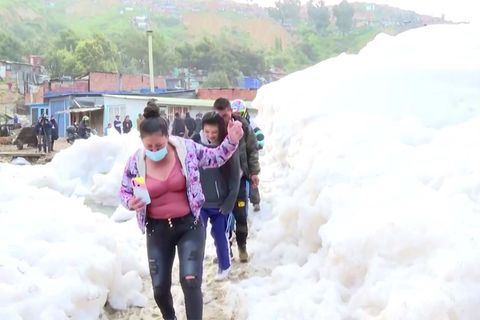 Kolumbien: Anwohner müssen stinkendes Schaumbad nach Regenfällen nehmen
