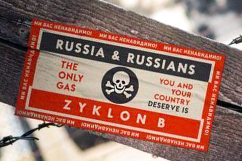 "Das einzige Gas, das ihr verdient, ist Zyklon B": Anti-Russland-Aufkleber in Auschwitz sind ein Fake