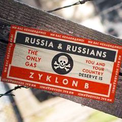 "Das einzige Gas, das ihr verdient, ist Zyklon B": Anti-Russland-Aufkleber in Auschwitz sind ein Fake