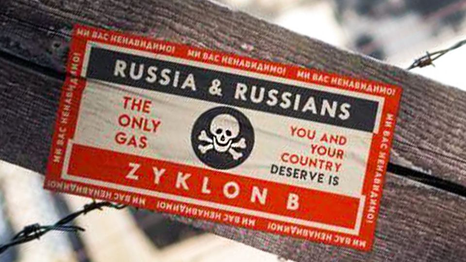"Das einzige Gas, das ihr verdient, ist Zyklon B": Anti-Russland-Aufkleber in Auschwitz sind ein Fake