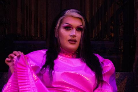 Jakub Celebi ist 25 Jahre alt und arbeitet in Bochum als Sozialarbeiter. In seiner freien Zeit verwandelt er sich in eine Drag-Queen. 