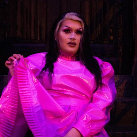 Jakub Celebi ist 25 Jahre alt und arbeitet in Bochum als Sozialarbeiter. In seiner freien Zeit verwandelt er sich in eine Drag-Queen. 