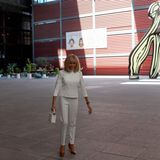 Auch ein Besuch des Reina Sofia Museums stand in der spanischen Hauptstadt auf dem Programm. Hier bezauberte Brigitte Macron mit einer Kombination aus weißer Hose und weißem Oberteil mit dazu farblich passender Handtasche.