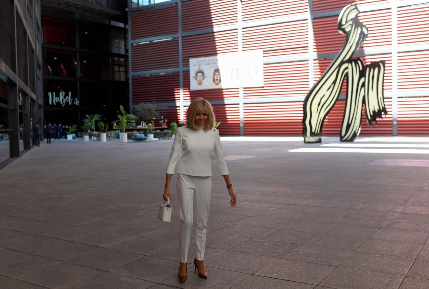 Auch ein Besuch des Reina Sofia Museums stand in der spanischen Hauptstadt auf dem Programm. Hier bezauberte Brigitte Macron mit einer Kombination aus weißer Hose und weißem Oberteil mit dazu farblich passender Handtasche.