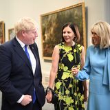 Für jeden Anlass das passende Kleid: Beim Besuch des berühmten Prado Museums in Madrid glänzte Macron an der Seite des britischen Premierministers Boris Johnson und Annik Penders, der Gattin des belgischen Premierministers in einem hellblauen Kleid.