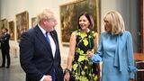 Für jeden Anlass das passende Kleid: Beim Besuch des berühmten Prado Museums in Madrid glänzte Macron an der Seite des britischen Premierministers Boris Johnson und Annik Penders, der Gattin des belgischen Premierministers in einem hellblauen Kleid.