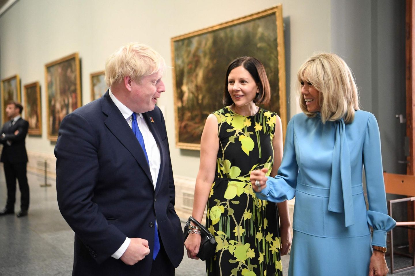 Für jeden Anlass das passende Kleid: Beim Besuch des berühmten Prado Museums in Madrid glänzte Macron an der Seite des britischen Premierministers Boris Johnson und Annik Penders, der Gattin des belgischen Premierministers in einem hellblauen Kleid.