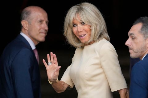 In einem geschmackvollen, cremefarbenen Kleid besuchte Brigitte Macron am Mittwoch die Proben für die Oper "Nabucco" von Giuseppe Verdi im Teatro Real in Madrid. 