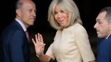 In einem geschmackvollen, cremefarbenen Kleid besuchte Brigitte Macron am Mittwoch die Proben für die Oper "Nabucco" von Giuseppe Verdi im Teatro Real in Madrid. 