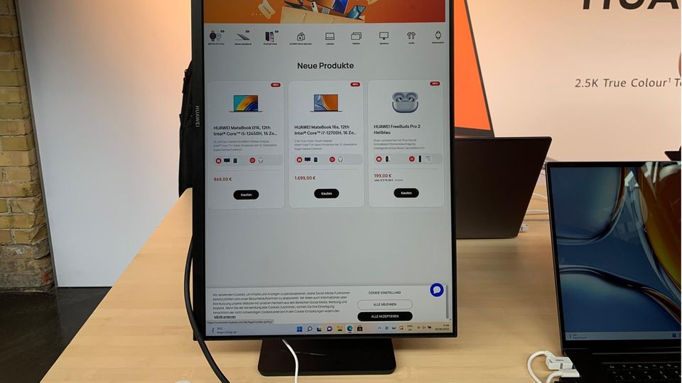 Huawei MateView SE Der Huawei MateView SE in senkrechter Position.
