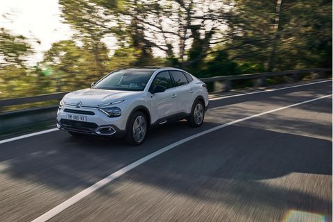 Der Citroën ë-C4 X fährt auf einer Straße