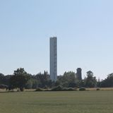 Zwischen Feldern und Wäldern ragt er empor: der Bornholmertårnet in Dueodde, an der südöstlichen Ecke der Insel Bornholm