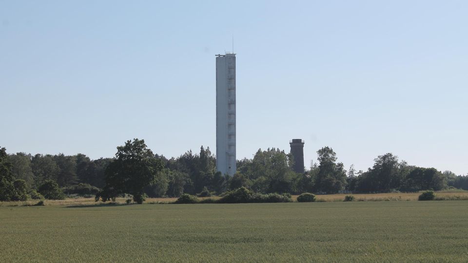 Zwischen Feldern und Wäldern ragt er empor: der Bornholmertårnet in Dueodde, an der südöstlichen Ecke der Insel Bornholm