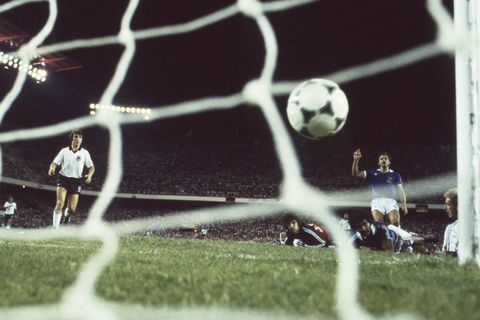 Karl-Heinz Rummenige erzielt das Tor zum 2:3 beim Halbfinale der Fussball-Weltmeisterschaft 1982 in Spanien