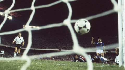 Karl-Heinz Rummenige erzielt das Tor zum 2:3 beim Halbfinale der Fussball-Weltmeisterschaft 1982 in Spanien
