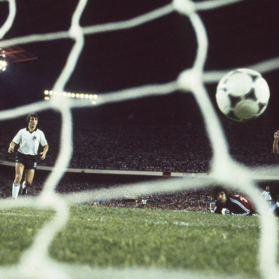 Karl-Heinz Rummenige erzielt das Tor zum 2:3 beim Halbfinale der Fussball-Weltmeisterschaft 1982 in Spanien