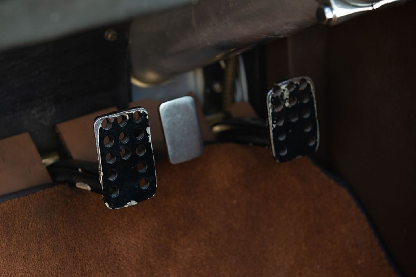 Die Pedale des Bentley EXP2: Kupplung links, Gas Mitte, Bremse 
rechts