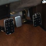 Die Pedale des Bentley EXP2: Kupplung links, Gas Mitte, Bremse 
rechts