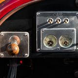 Links die manuelle Benzinpumpe