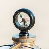 Die Anzeige der Kühlwassertemperatur gleicht einem Visier