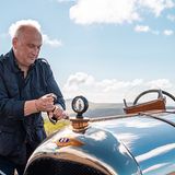 Der Beifahrer muss für die Handlangerarbeiten herhalten